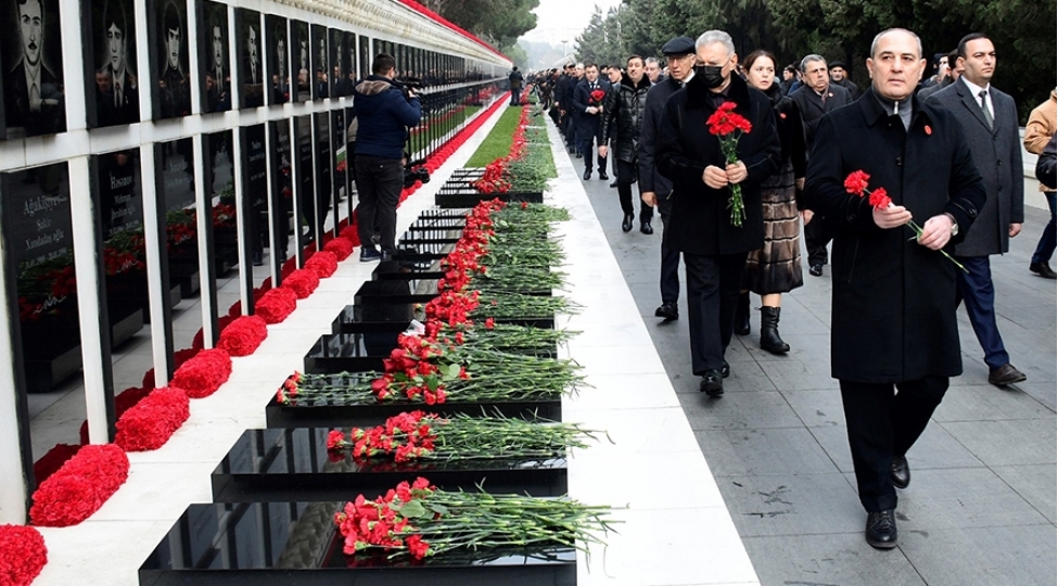 yeni-azerbaycan-partiyasinin-numayendeleri-shehidler-xiyabanini-ziyaret-edibler-videofoto
