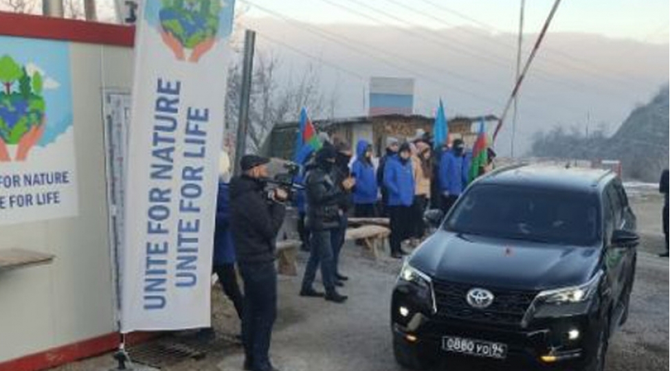 lachin-xankendi-yolunda-rsk-ya-mexsus-mulki-avtomobil-kechib
