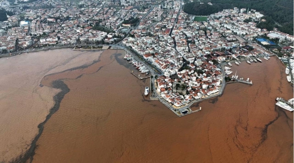 marmarisde-deniz-suyu-aniden-qehveyi-renge-boyanib