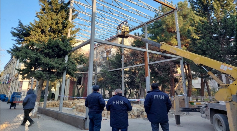 sumqayitda-tikintisi-qanunsuz-davam-etdirilen-obyekt-sokulub-video