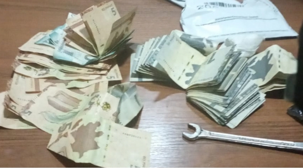 bakida-marketden-ogurluq-eden-shexs-polise-bichaqla-muqavimet-gosterib-video