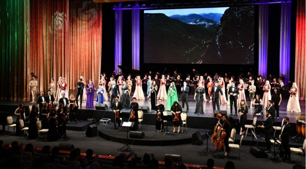 heyder-eliyevin-100-illiyine-hesr-olunan-ix-gencliyin-sesi-festivali-davam-edir