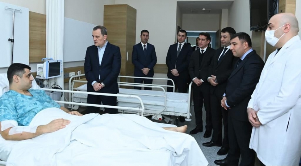 ceyhun-bayramov-azerbaycanin-tehrandaki-sefirliyine-hucum-zamani-yaralananlari-ziyaret-edib