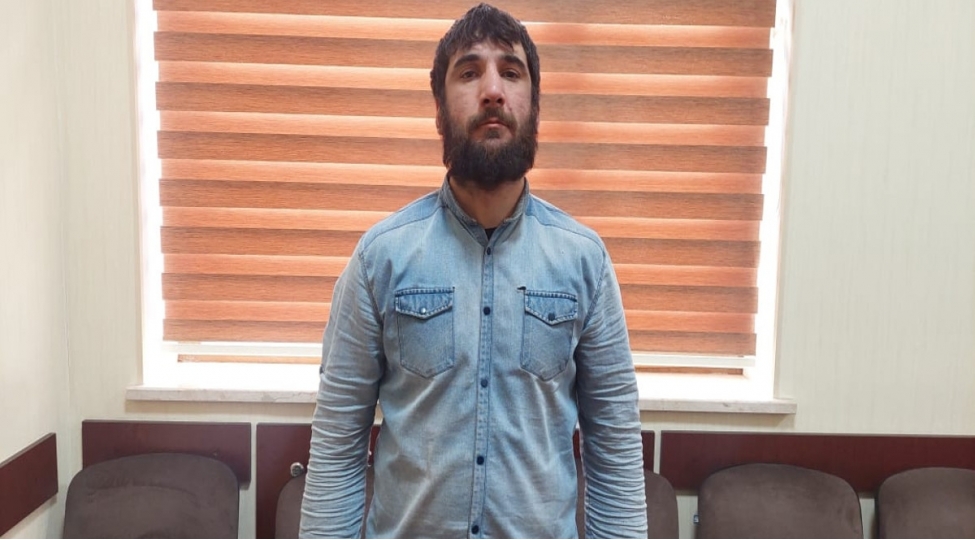 kuchede-azyashlini-doyen-shexs-saxlanilib-video