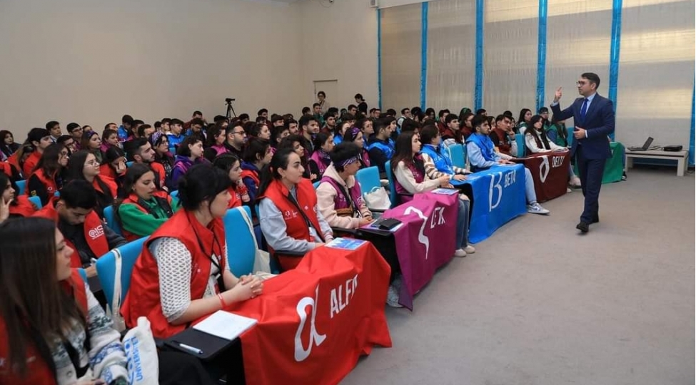 genc-liderler-uchun-qish-universitetinin-uchuncu-gunu-basha-chatib-foto