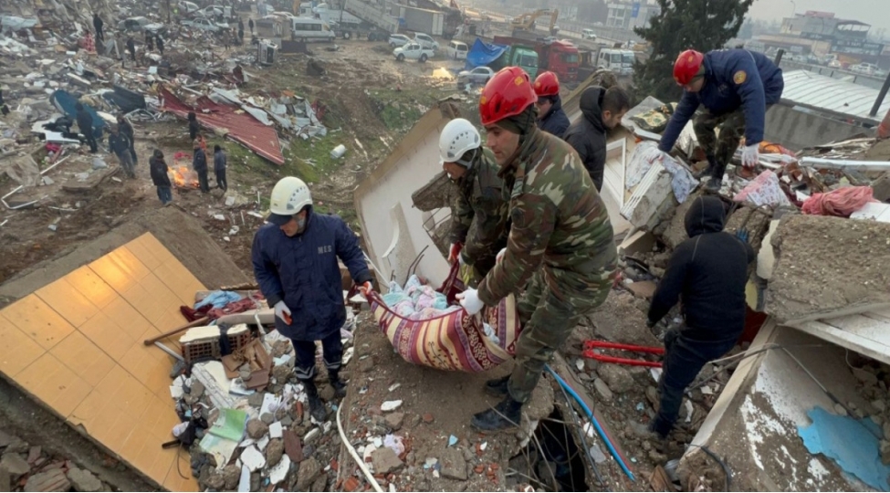 fhn-xilasedicileri-kahramanmarashda-xilasetme-emeliyyatlarina-bashlayib-1-neferin-meyiti-dagintilar-altindan-chixarilib-fotovideo