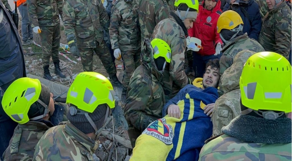 fhn-in-xilasedicileri-turkiyede-44-neferi-dagintilar-altindan-sag-chixarib-video