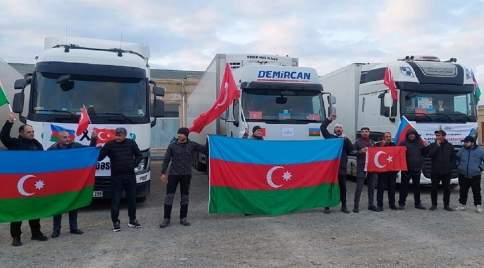 bu-gun-bolgelerimizden-toplanan-125-ton-yardim-turkiyeye-yola-salinib
