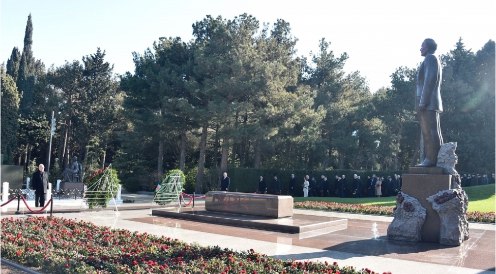 ali-mehkemenin-kollektivi-fexri-xiyabani-ve-shehidler-xiyabanini-ziyaret-edibler