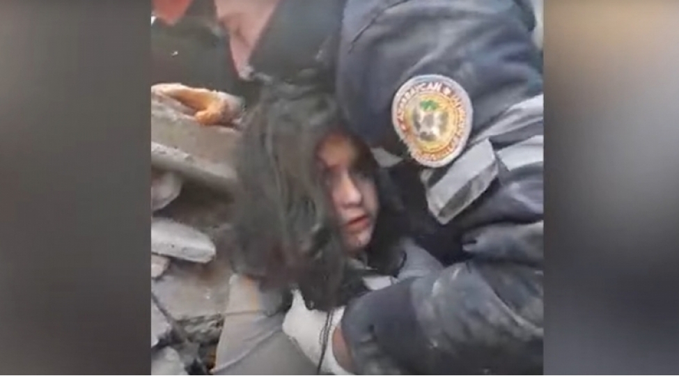 fhn-in-xilasedicileri-dagintilar-altinda-128-saat-qalmish-2-bacini-xilas-edibler