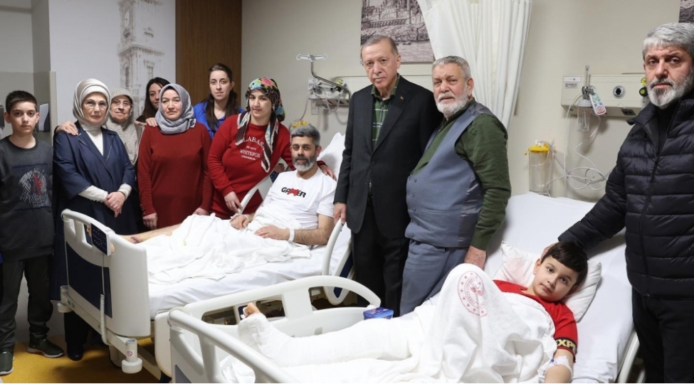 erdogan-zelzeleden-zerer-gorenleri-ziyaret-edib-foto