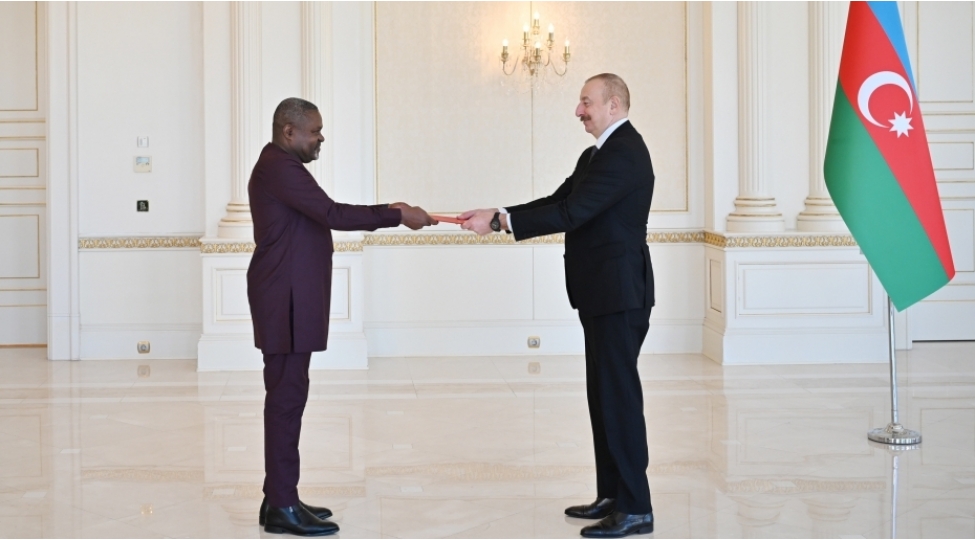 prezident-ilham-eliyev-anqolanin-yeni-sefirinin-etimadnamesini-qebul-edib