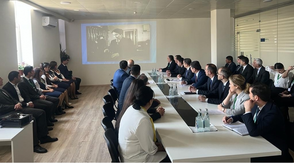 heyder-eliyev-ve-ikt-sisteminin-inkishafi-movzusunda-gorush-kechirib-foto
