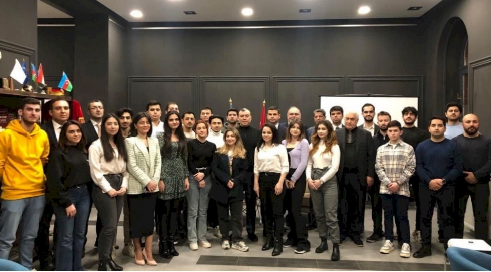 sahil-babayev-macaristanda-azerbaycanli-telebelerle-gorushub