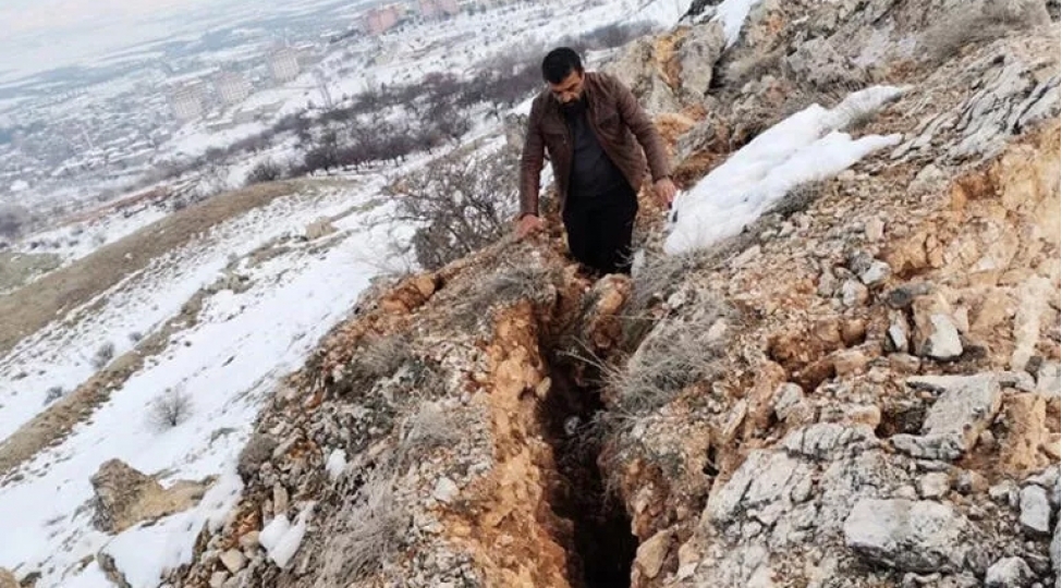 kahramanmarashda-dag-ikiye-bolundu