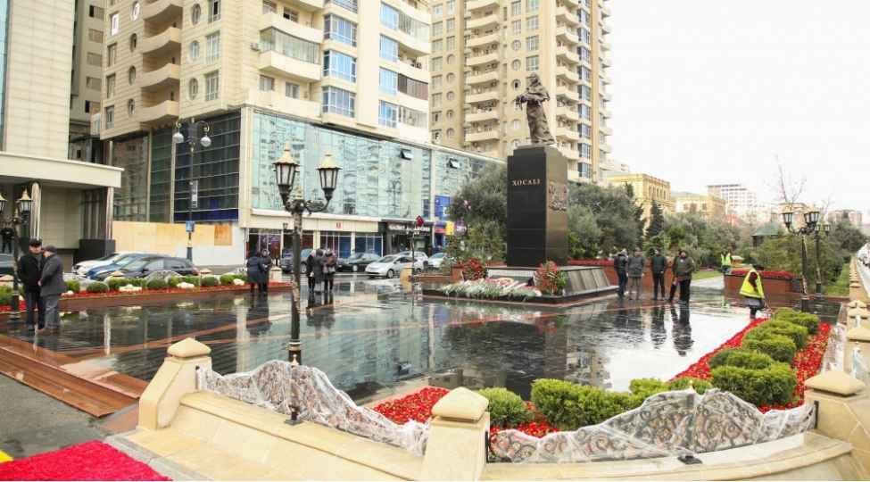 xetai-rayonunda-yerleshen-ana-feryadi-abidesinin-yerleshdiyi-parkda-abadliq-ishleri-yekunlashmaq-uzredir-foto