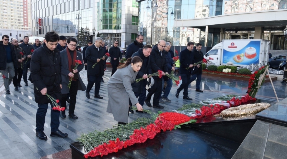 socar-in-kollektivi-xocali-soyqirimi-abidesini-ziyaret-edib-foto