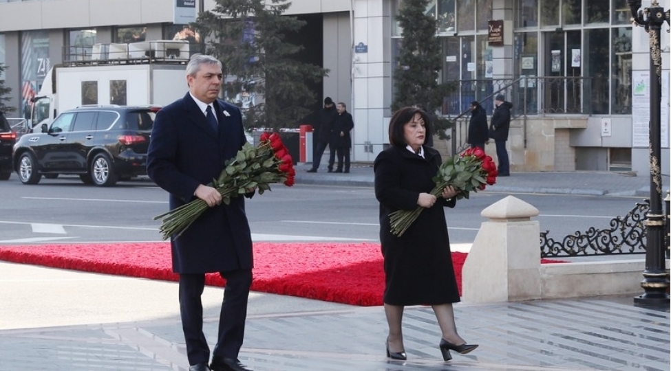 dovlet-ve-hokumet-resmileri-xocali-soyqirimi-abidesini-ziyaret-edibler-foto