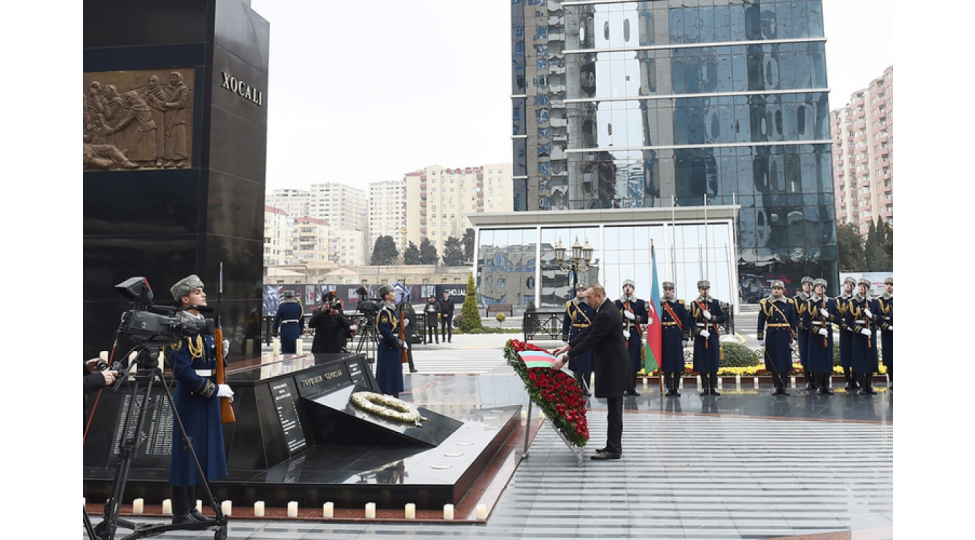 prezident-ilham-eliyev-xocali-soyqirimi-abidesini-ziyaret-edib-yenilenibfoto