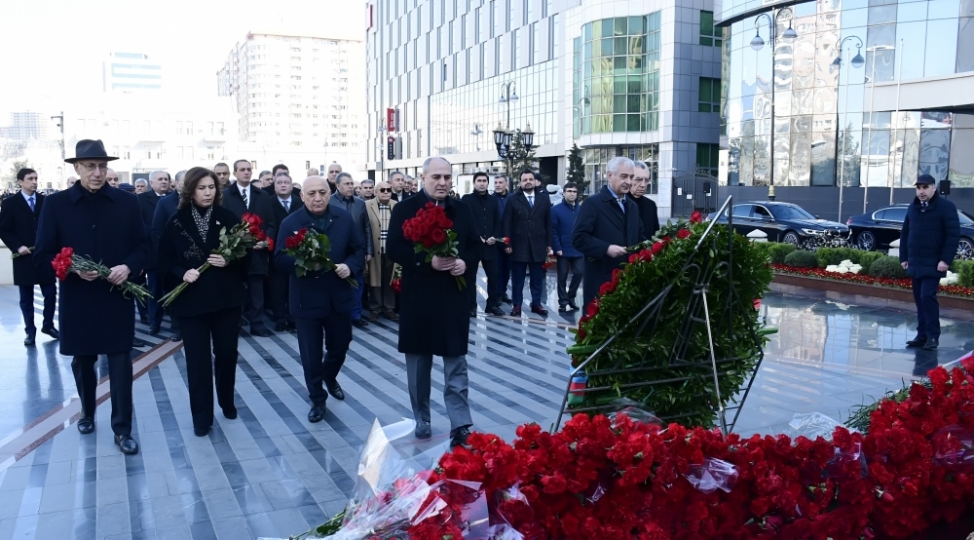 yeni-azerbaycan-partiyasinin-numayendeleri-xocali-soyqirimi-abidesini-ziyaret-edibler