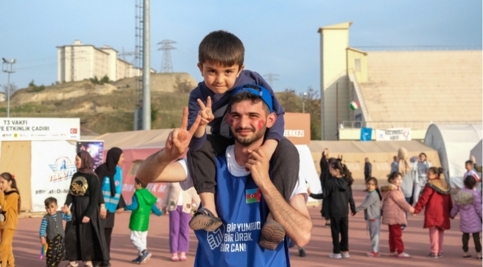 azerbaycan-konulluleri-turkiyede-zerercheken-ushaqlara-xidmet-gostermekde-davam-edirler-foto