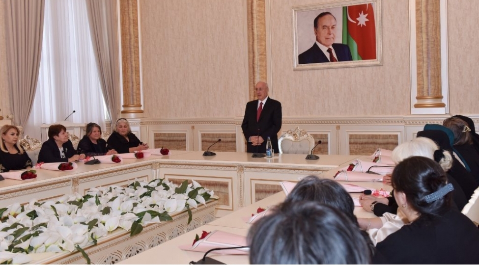 zakir-ferecov-qadinlari-tebrik-etdi-foto