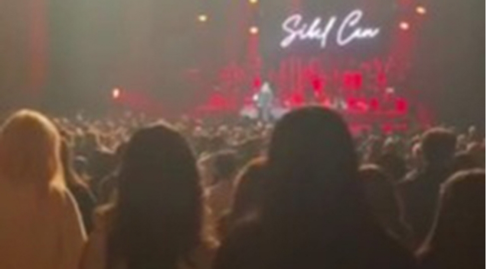 sibel-canin-baki-konsertinde-zelzele-qurbanlari-bele-anildi-video