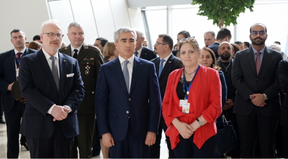 heyder-eliyev-merkezinde-yerle-goy-arasinda-sergisi-achilib-foto