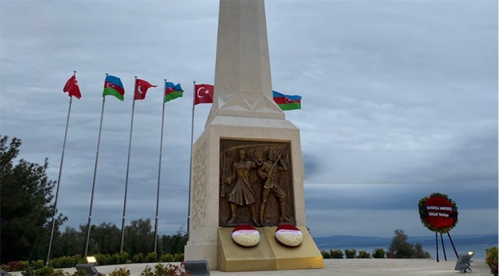 chanaqqalada-azerbaycan-shehidleri-abidesi-ucaldilib