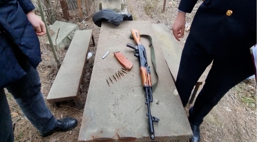 bakida-silahli-shexler-saxlanilib-2-kalashnikov-1-tapancha-goturulub