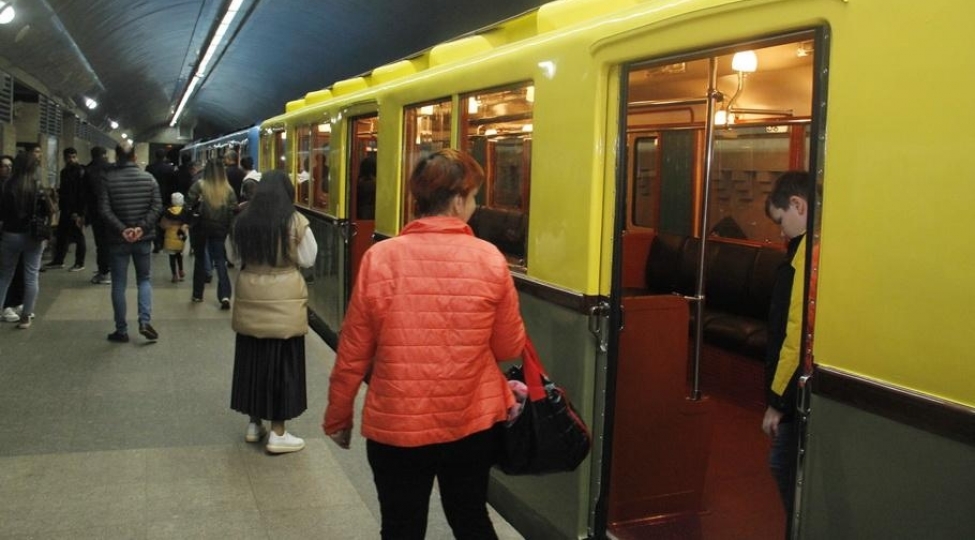 baki-metrosunda-retro-vaqonlar-numayish-etdirilir