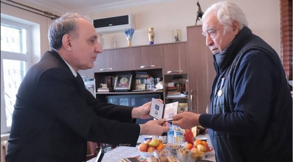 kamran-eliyev-85-illik-yubileyi-ile-elaqedar-ilyas-ismayilovu-medalla-teltif-edib