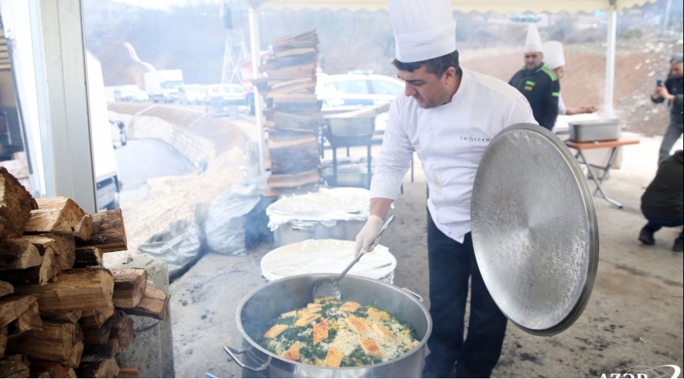 shushada-ekoaksiya-ishtirakchilari-uchun-bayram-ashi-bishirilir-foto