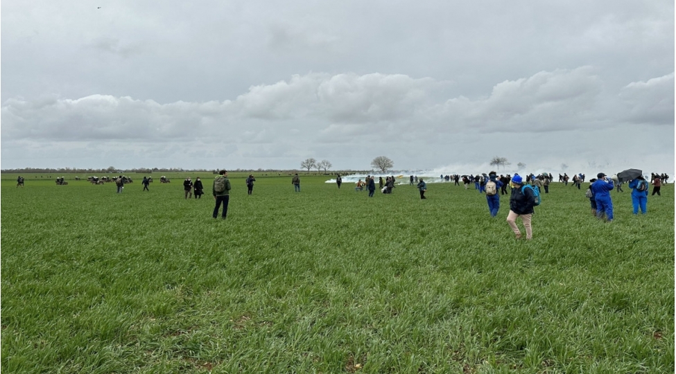 fransada-suvarma-hovuzlarina-qarshi-etiraz-aksiyalari-kechirilib