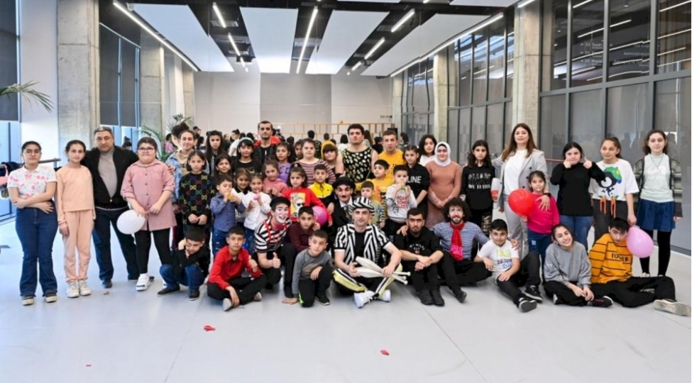 sirk-ustalari-dost-inkluziv-inkishaf-ve-yaradiciliq-merkezinin-qonagi-olublar