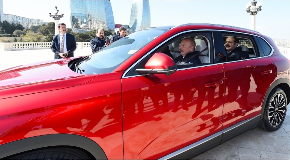 prezident-ilham-eliyev-yeni-avtomobili-bele-idare-etdi-video