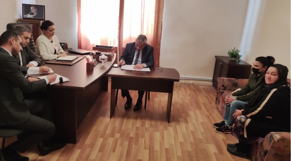 deputat-sebine-xasayeva-puta-qesebesinde-bir-qrup-vetendashi-qebul-edib-foto