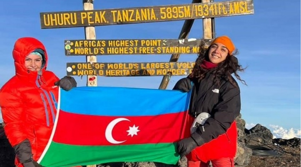 azerbaycanli-xilasedici-afrikanin-en-hundur-zirvesini-feth-edib-azerbaycan-bayragini-dalgalandirib-foto