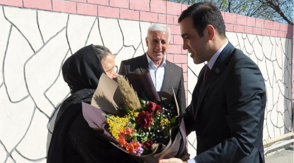 deputat-goranboyda-shehid-aileleri-ile-gorush-kechirib-foto