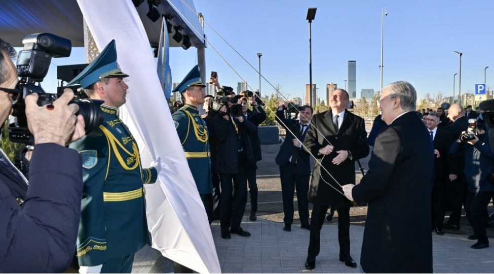 astanada-heyder-eliyev-kuchesi-achilib-foto