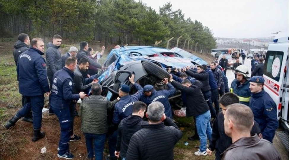 turkiyede-yol-qezasi-olub-12-herbchi-yaralanib