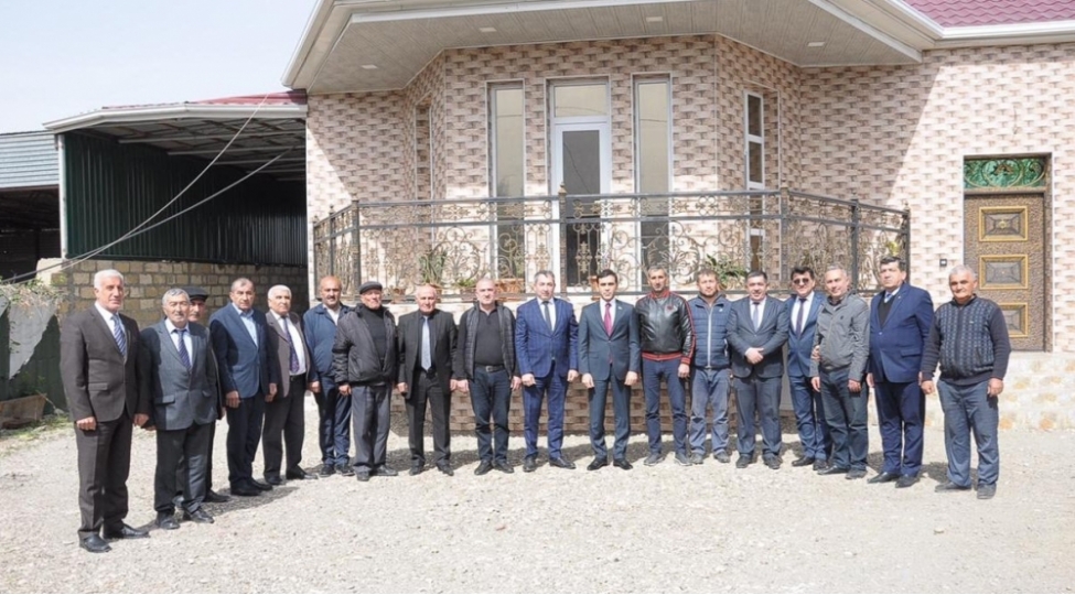 deputat-goranboy-rayonunda-sakinlerle-gorushub-foto