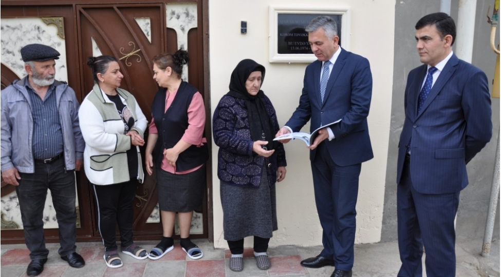 bilesuvarin-bagbanlar-kendinde-shehidlerin-aileleri-ziyaret-edilib-foto