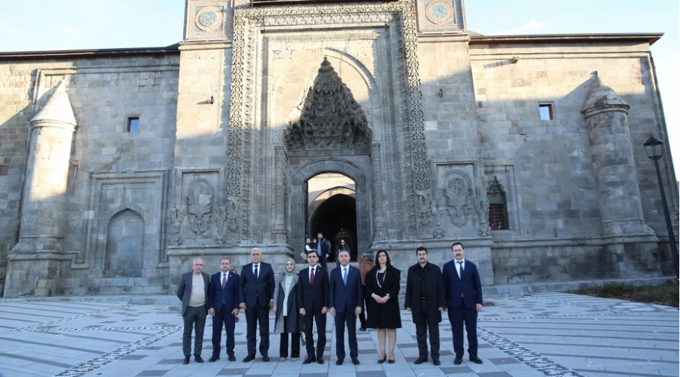 yap-numayende-heyetinin-uzvleri-erzurumda-tarixi-abideleri-ziyaret-edibler