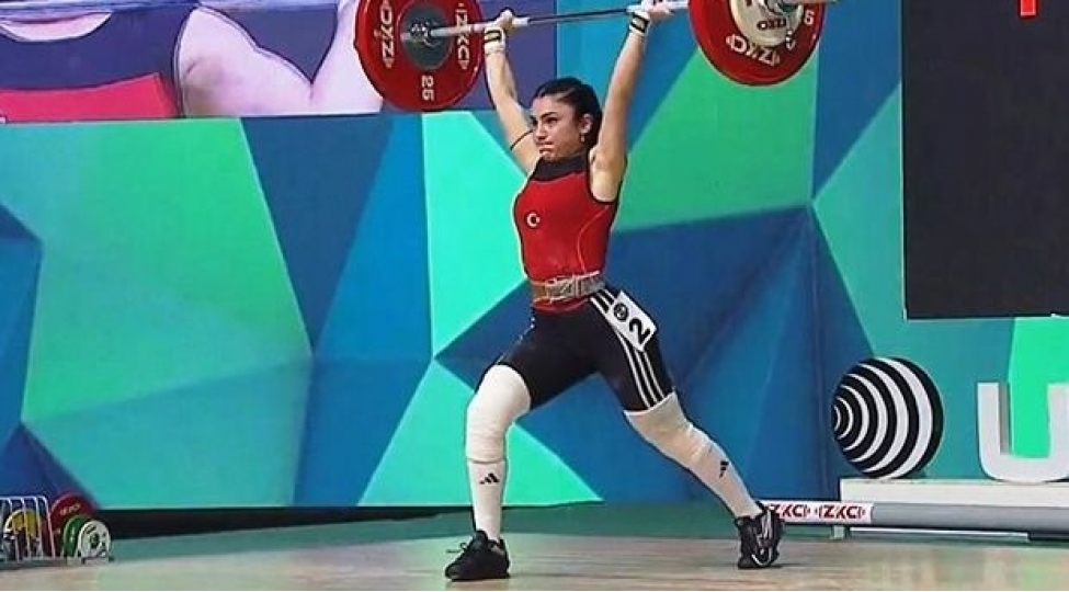 ermenistanda-qizil-medal-alan-turkiyeli-atlet-qelebesini-azerbaycana-hesr-etdi-video