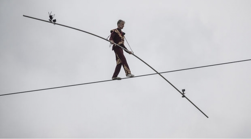 macaristanli-sirk-ustasi-kendir-uzerinde-dunay-chayini-kechdi-video