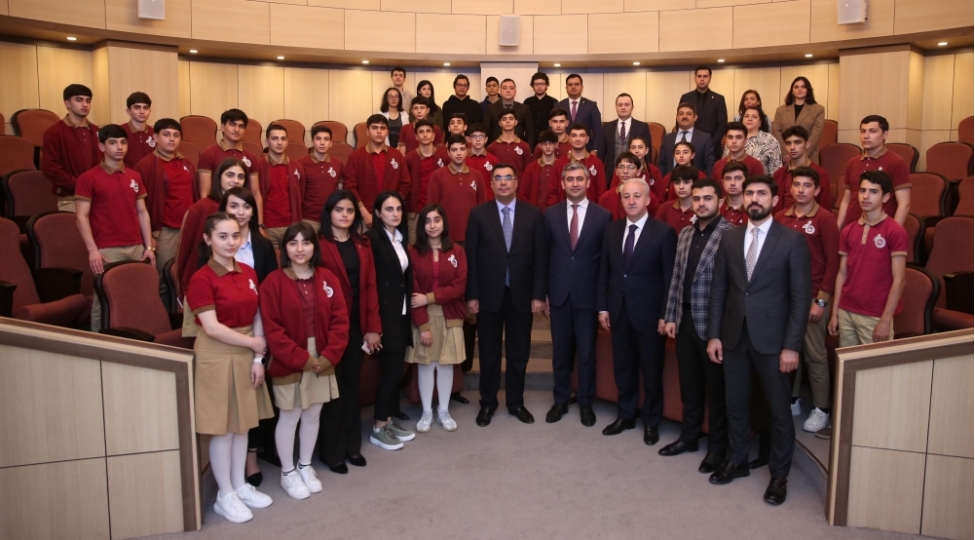 mubariz-ibrahimov-adina-bilesuvar-bagcha-mekteb-lisey-kompleksinin-rehberliyi-ve-shagirdleri-banm-de-foto