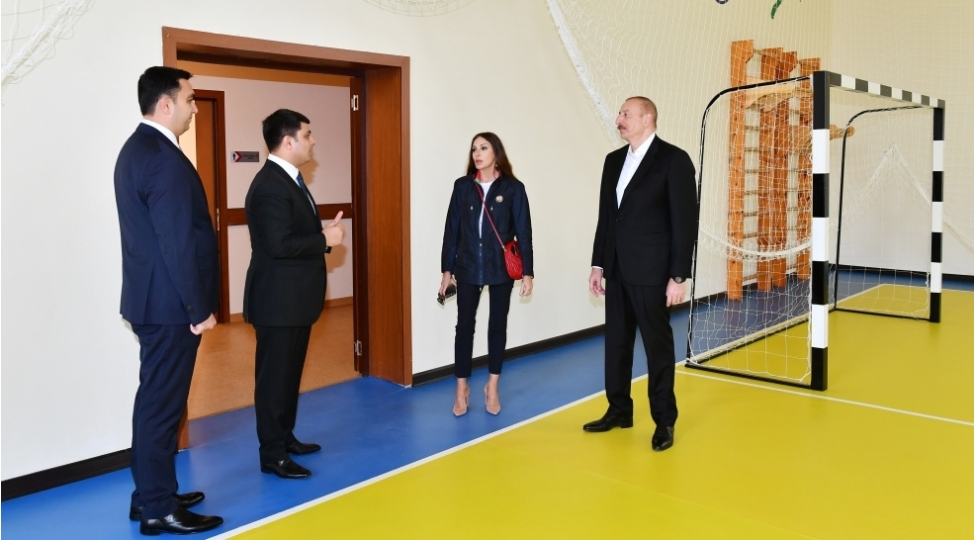 prezident-ve-birinci-xanim-neftchalada-yeni-insha-olunan-mektebin-achilishinda-ishtirak-edibler-yenilenib