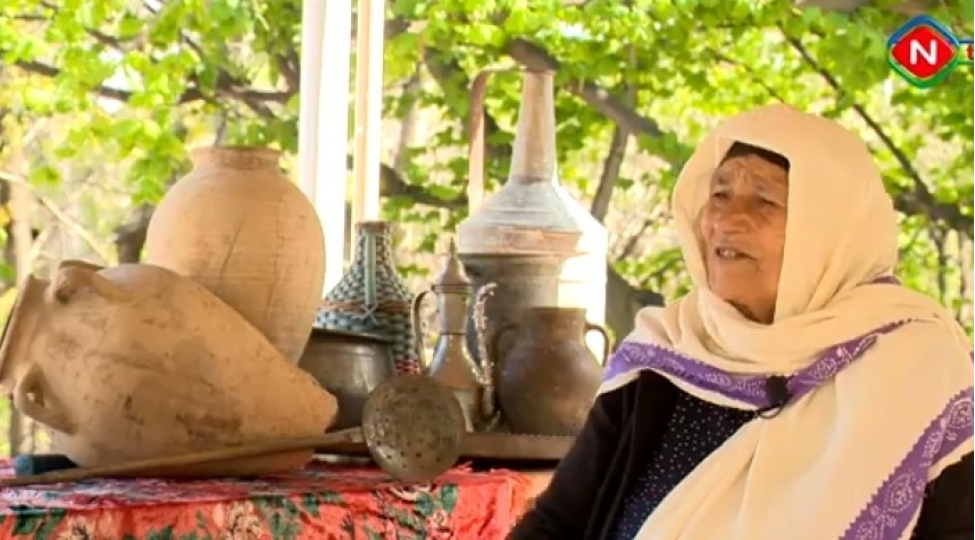 90-yashli-zeyneb-nene-oz-elinden-dereleyezden-danishir-video