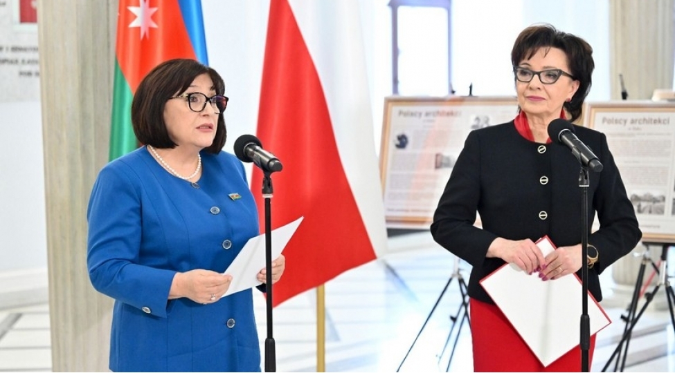 varshavada-azerbaycanda-polsha-irsinin-incileri-sergi-achilib-foto